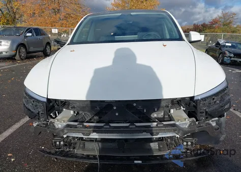 2026 Tesla Model Y Long Range Dual Motor All-Wheel Drive/Long Range Launch Series z USA, uszkodzony, nr VIN 7SAYGDEE9TF386369